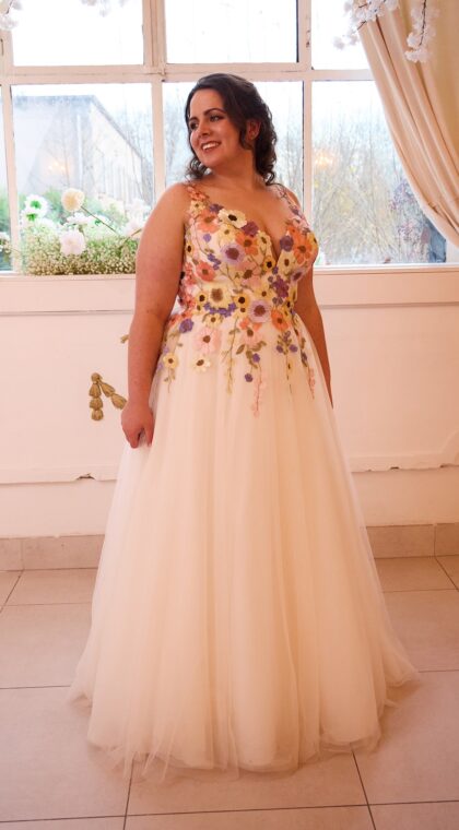 gekleurde bloemenkant bruidsjurk met tule rok van Bridalstar