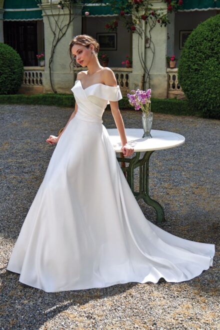 off shoulder betaalbare satijnen bruidsjurk van satijn Amelie 45030
