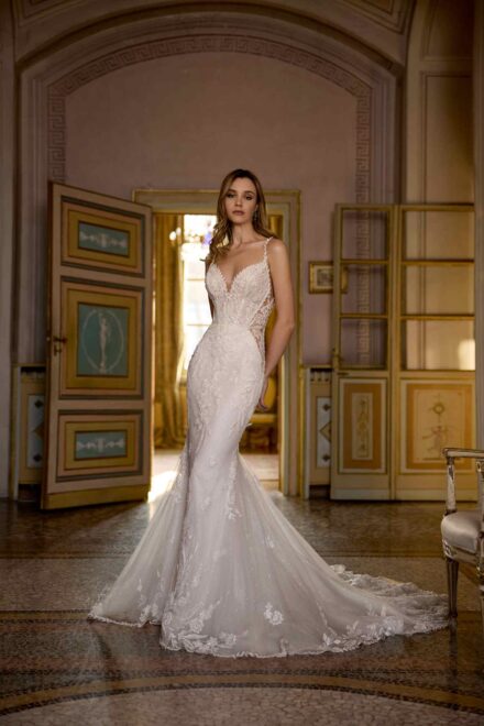 Juliana Randy Fenoli mermaid weddingdress with long train and straps