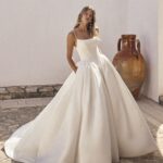 Modeca Lyrelle corset trouwjurk met diepe V-rug en satijnen prinsessenrok