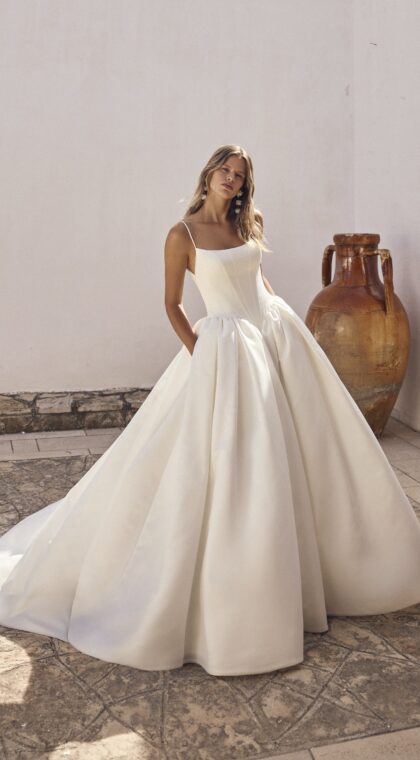 Modeca Lyrelle corset trouwjurk met diepe V-rug en satijnen prinsessenrok