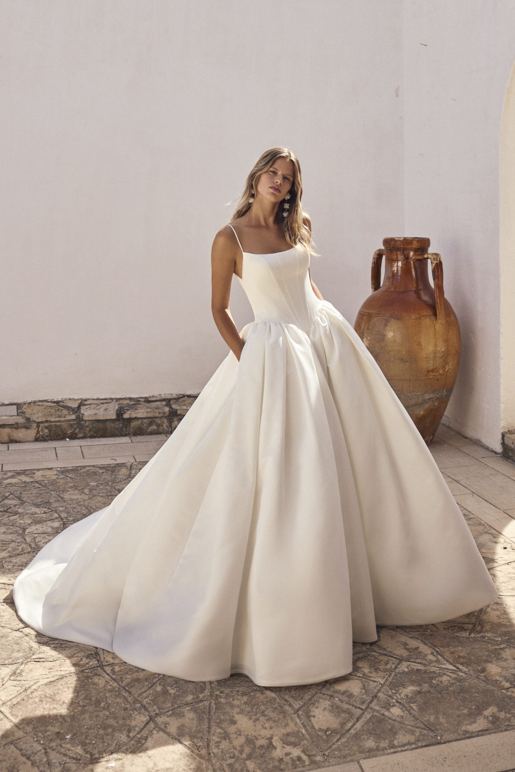 Modeca Lyrelle corset trouwjurk met diepe V-rug en satijnen prinsessenrok
