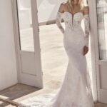 Modeca Lulu fit and flare trouwjurk met kanten lange mouwen en sweethart halslijn.