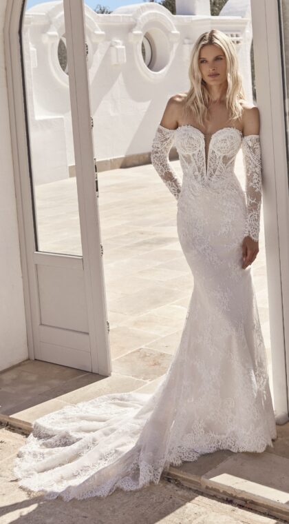 Modeca Lulu fit and flare trouwjurk met kanten lange mouwen en sweethart halslijn.