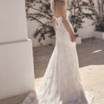Achterzijde van de Modeca Lulu trouwjurk met lage rug en kanten sleep