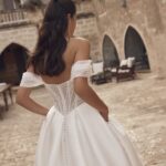 Rugdetail van Modeca trouwjurk Melindra met glitterlijfje en mikado rok