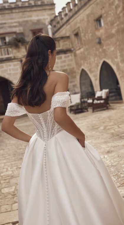 Rugdetail van Modeca trouwjurk Melindra met glitterlijfje en mikado rok