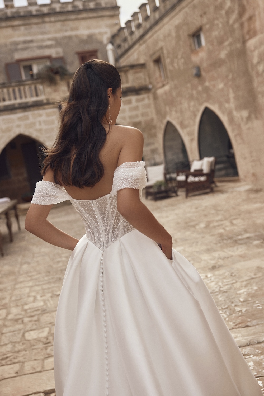 Rugdetail van Modeca trouwjurk Melindra met glitterlijfje en mikado rok
