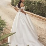 Achterkant van Melindra trouwjurk van Modeca met lange sleep en knoopsluiting