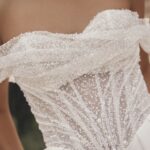 Detail van transparant glittercorset met off shoulder bandjes