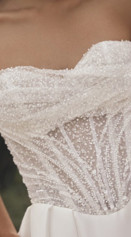 Detail van transparant glittercorset met off shoulder bandjes