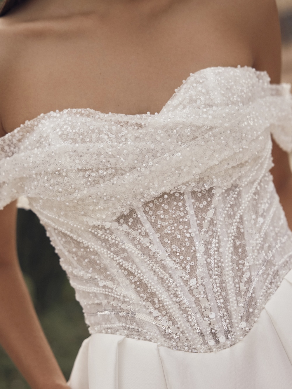 Detail van transparant glittercorset met off shoulder bandjes