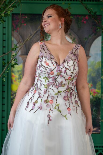 Plus size trouwjurk Marline met V-hals en kleurrijke bloemenapplicaties