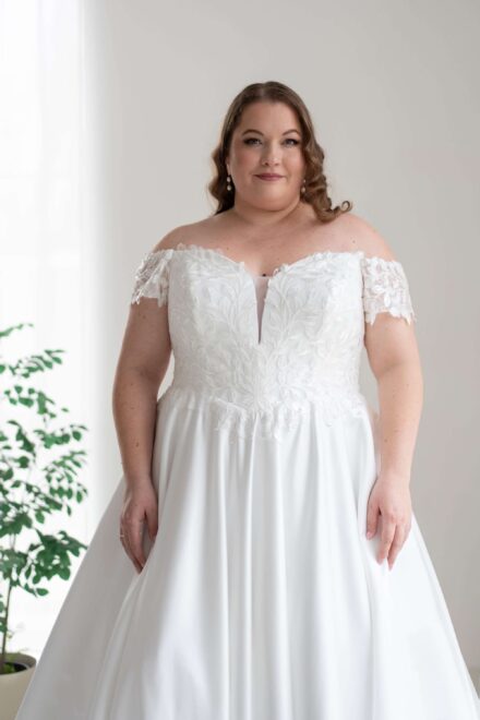  La Sabina Clementine off shoulder plus size trouwjurk met kanten glitter lijfje