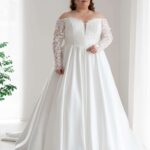 Plus size trouwjurk Clementine van La Sabina met afneembare lange kanten mouwen