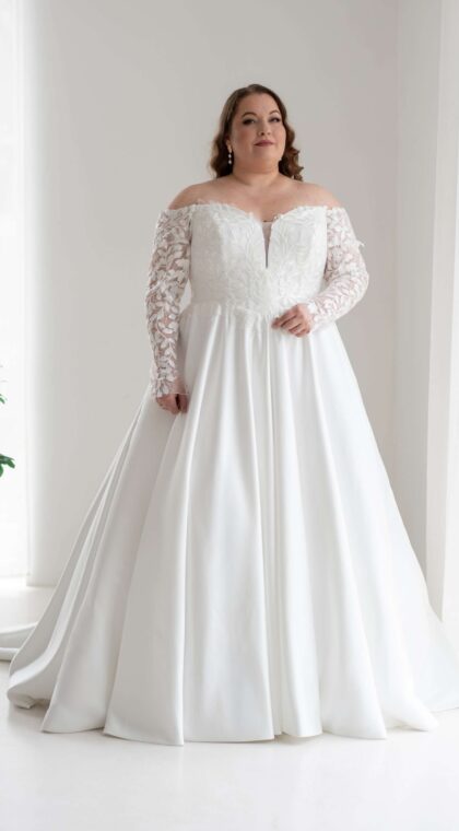 Plus size trouwjurk Clementine van La Sabina met afneembare lange kanten mouwen