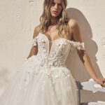  Modeca Lanelle korset trouwjurk met off-shoulder bandjes en 3D bloemen