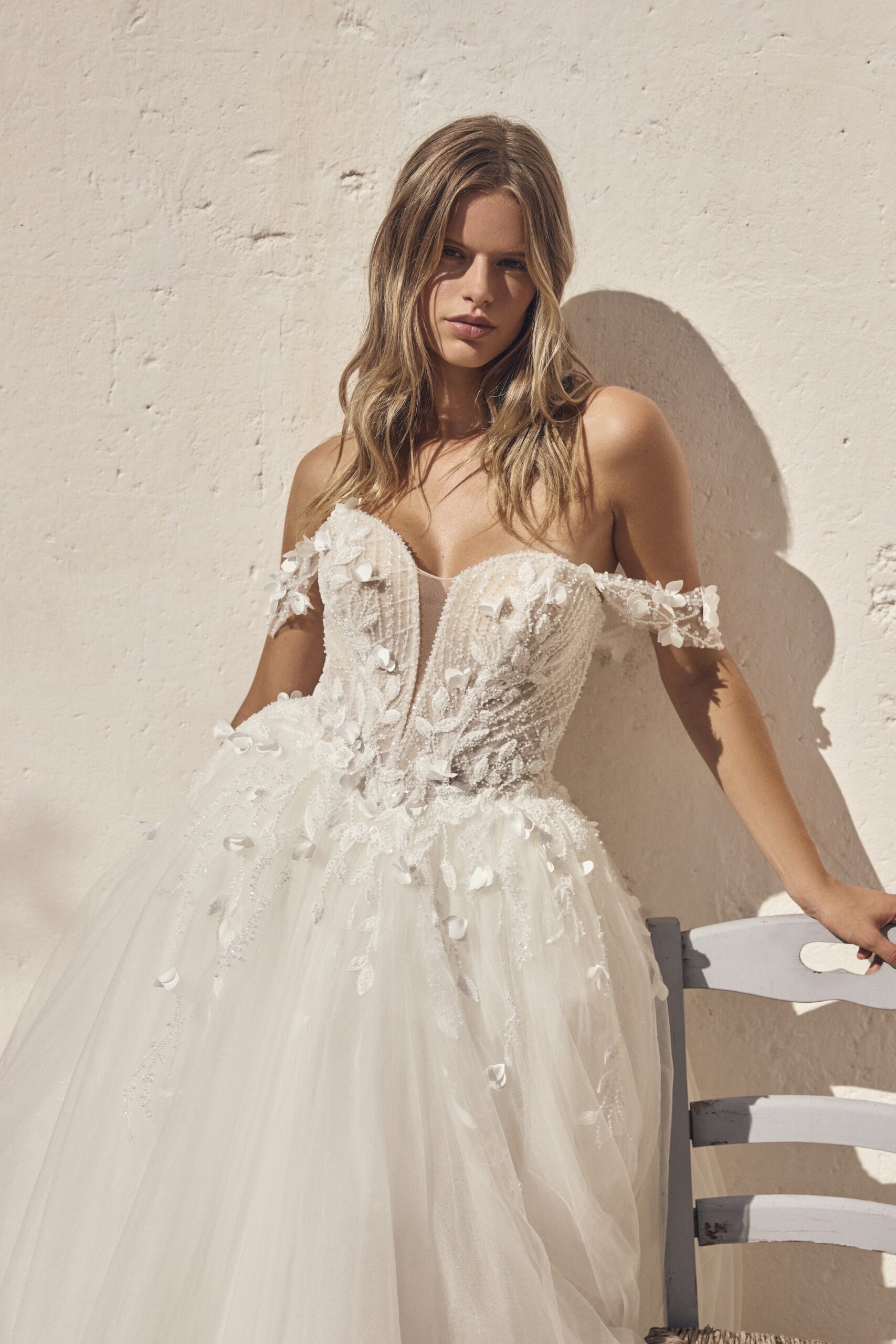  Modeca Lanelle korset trouwjurk met off-shoulder bandjes en 3D bloemen
