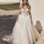 Modeca Lanelle prinsessen trouwjurk met 3D bloemen en volle tule rok