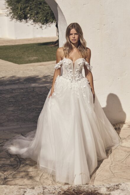 Modeca Lanelle prinsessen trouwjurk met 3D bloemen en volle tule rok