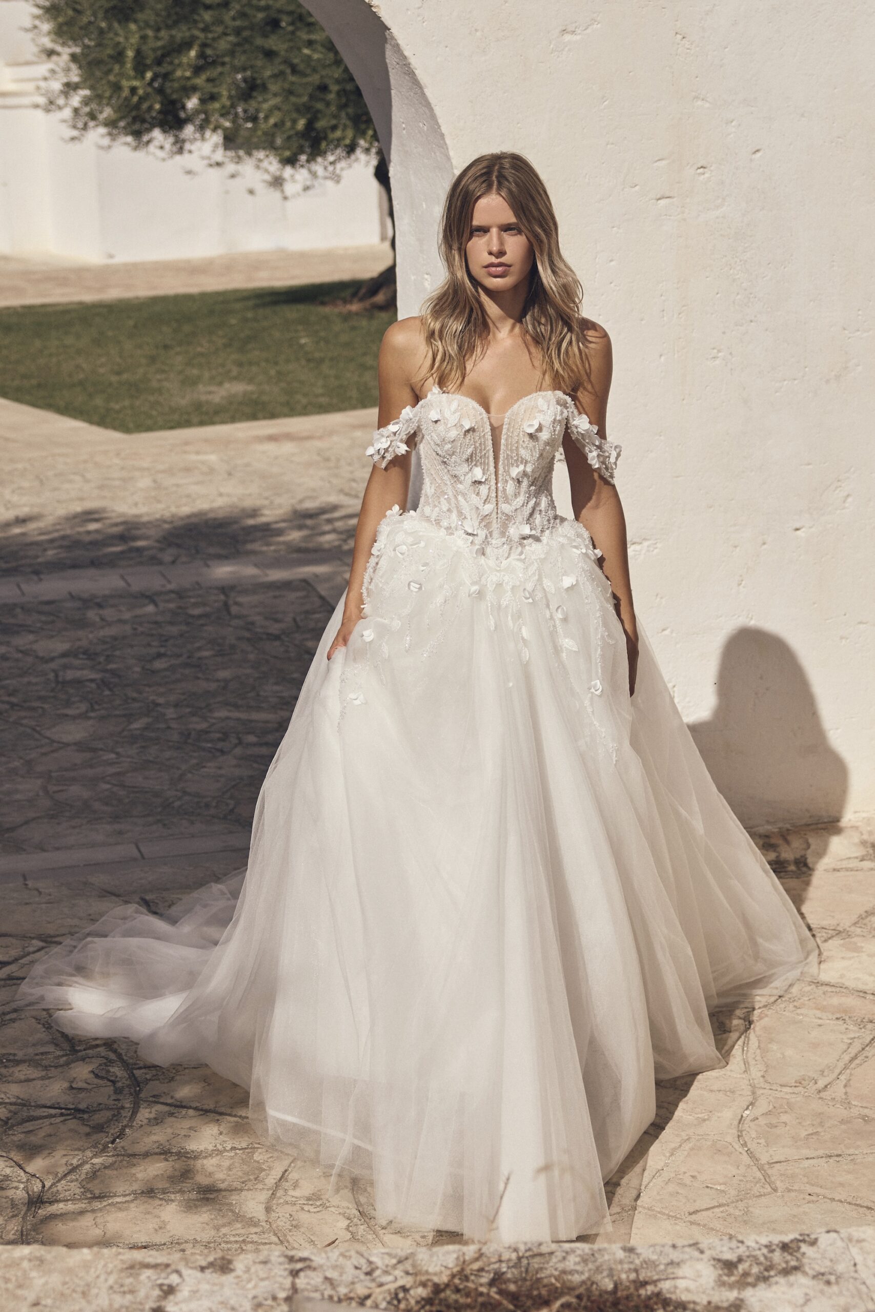 Modeca Lanelle prinsessen trouwjurk met 3D bloemen en volle tule rok