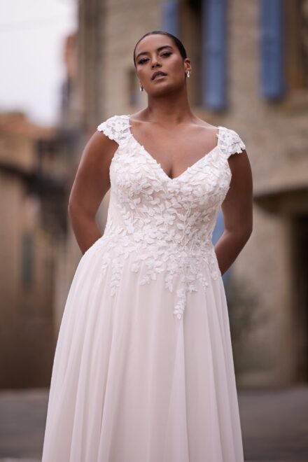 Tres Chic 27313 grote maten trouwjurk met hartshape halslijn en kapmouwtjes