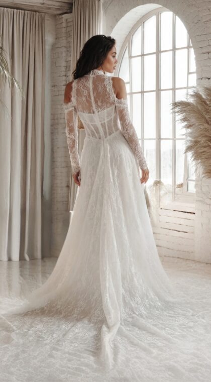 Kanten trouwjurk Peace van Hervé Paris met hoge kanten rug en sleep