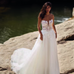 Strapless Très Chic trouwjurk 27419 met transparant kanten lijfje en organza rok