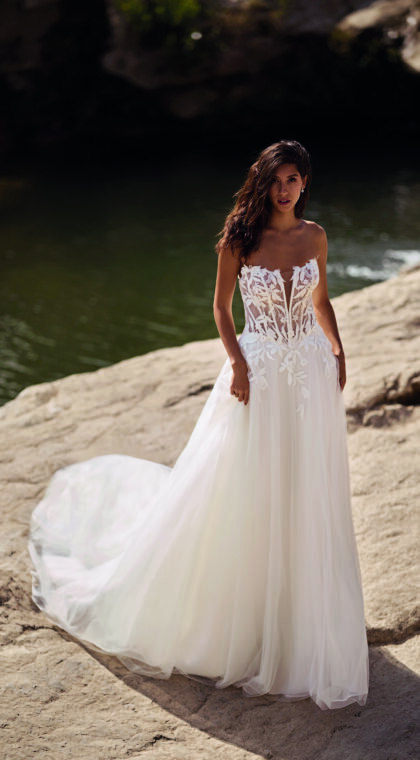 Strapless Très Chic trouwjurk 27419 met transparant kanten lijfje en organza rok