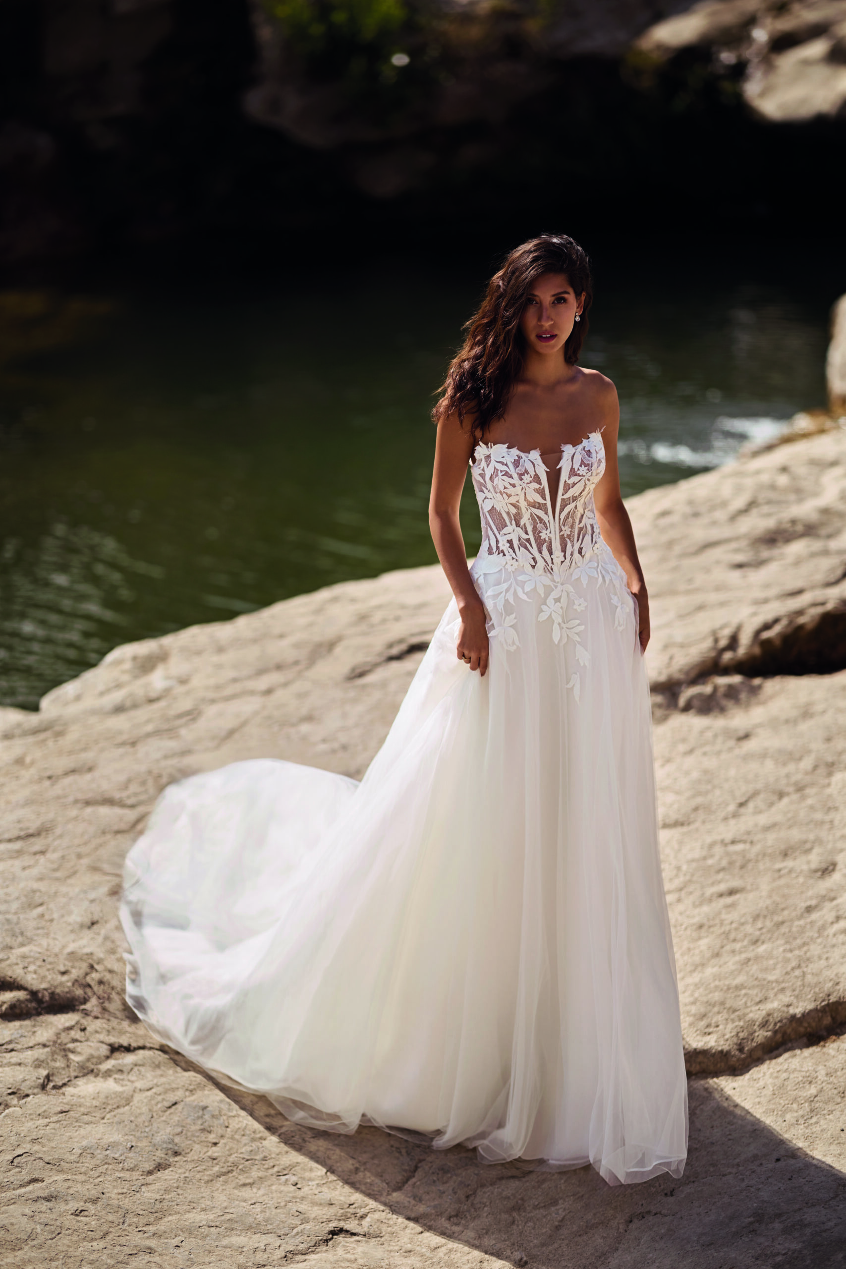 Strapless Très Chic trouwjurk 27419 met transparant kanten lijfje en organza rok