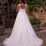 Tres Chic 27307 met rijgvetersluiting en lange tule sleep