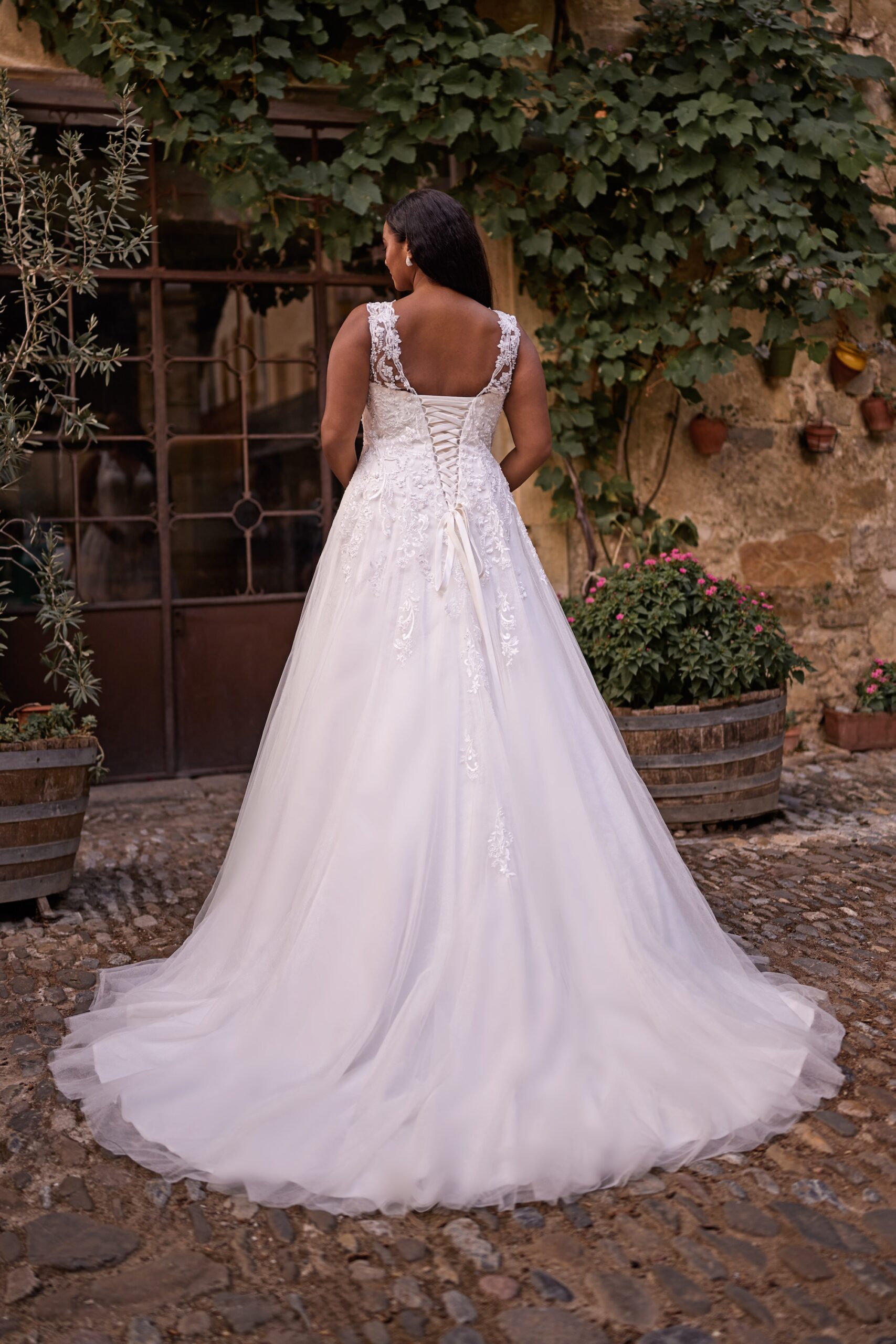 Tres Chic 27307 met rijgvetersluiting en lange tule sleep